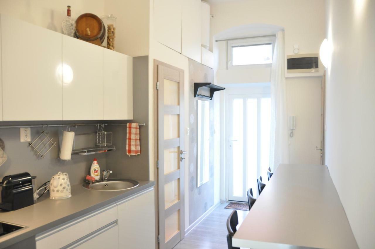 Modern & Historic Apartment Братислава Экстерьер фото